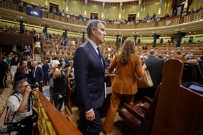El líder del Partido Popular, Alberto Núñez Feijoo, a su llegada al pleno del Congreso de los Diputados, este miércoles. 

