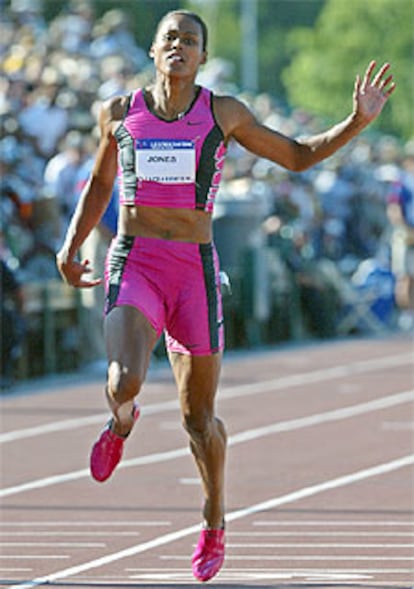 Marion Jones llega en quinta posición en la final de la ronda clasificatoria de los 100 metros.