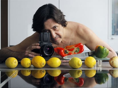 Gómez Pereira combina tres de sus aficiones: el desnudo, la cocina y la fotografía.