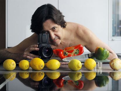 Gómez Pereira combina tres de sus aficiones: el desnudo, la cocina y la fotografía.