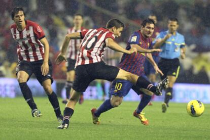 Lionel Messi intenta marcharse de Óscar de Marcos.