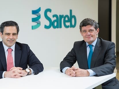 El actual consejero delegado de Sareb, Javier García del Río (izquierda), y Jaime Echegoyen, quien acaba de renunciar como presidente, en una foto difundida por la entidad.