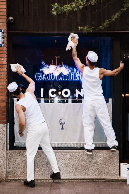 Los preparativos de La Estrella (Estrella 3, Madrid) para fiesta del Pride de ICON y Jean Paul Gaultier.