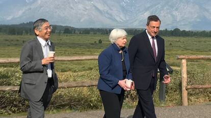 Desde la izquierda, Haruhiko Kuroda, gobernador del Bando de Jap&oacute;n, Janet Yellen, presidenta de la Fed, y Mario Draghi, presidente del BCE.
