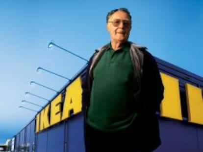 El fundador y due&ntilde;o de IKEA, Ingvar Kamprad, delante de uno de sus grandes almacenes en Suecia.