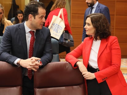 Ignacio Aguado  e Isabel Díaz Ayuso, durante una sesión plenaria en la Asamblea de Madrid en 2020.