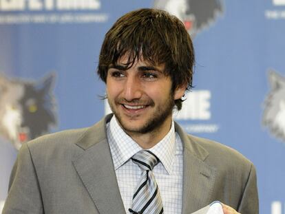 Rycky Rubio sostiene la camiseta del Timberwolves