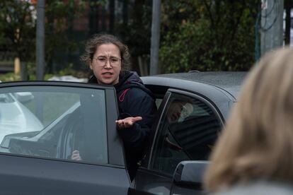 Una automovilista enfadada discute con otra persona, en el Reino Unido.