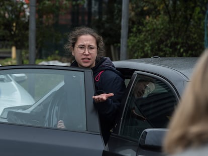 Una automovilista enfadada discute con otra persona, en el Reino Unido.
