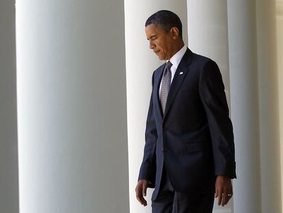 Barack Obama sale de la Casa Blanca y se dirige a hacer una declaración pública, ayer en Washington.