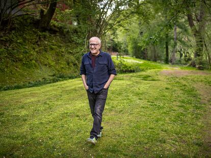 El artista Juan Uslé, en el jardín de
su casa en Saro (Cantabria),