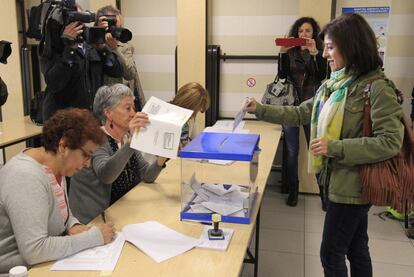 La candidata del PNV en las elecciones europeas, Izaskun Bilbao, ejerce su derecho al voto en su colegio electoral de Bilbao.