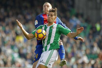 El jugador Betis Alex Alegría controla el balón con el pecho ante la presión el jugador del Barcelona Mathieu.