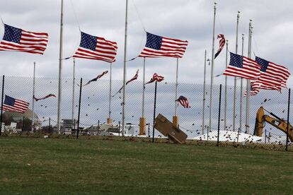 Las banderas americanas en medio de los agresivos vientos del nuevo "ciclón bomba" en EE UU.