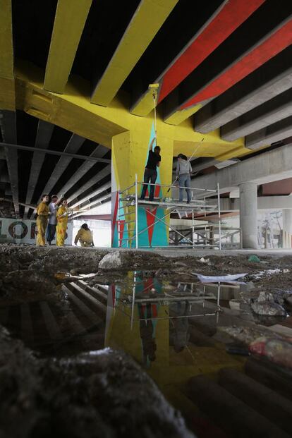 Todo ese material, más los andamios y las escaleras, ha sido cedido gratuitamente por negocios del barrio, la mayoría de ellos, instalados en el polígono Marconi, situado a escasos metros del mural.