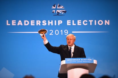 Mostrando um pacote de arenque defumado, Boris Johnson destacou durante a campanha dos líderes conservadores, em Londres, o que ele considerou como "os excessos regulatórios devastadores da UE." Johnson denunciou que a burocracia da União Europeia puniu o produtor de peixe, informação posteriormente negada por Bruxelas, alegando que regulamentações desse tipo eram britânicas.