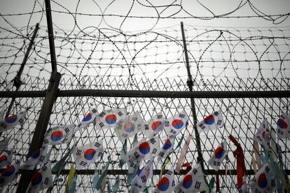 Banderas surcoreanas permanecen atadas a una alambrada cerca de la zona desmilitarizada que separa las dos Coreas, en Paju (Corea del Sur).
