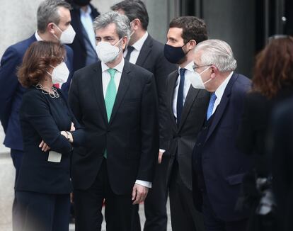 La vicepresidenta primera, Carmen Calvo; el presidente del Consejo General del Poder Judicial, Carlos Lesmes; el líder del PP, Pablo Casado; y el presidente del Tribunal Constitucional, Juan José González Rivas, conversan al finalizar el acto con motivo del 40 aniversario del 23 de febrero.