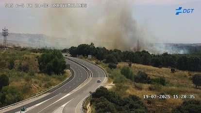 Imagen distribuida por la DGT del incendio forestal en Arroyomolinos (Madrid), que ha provocado el corte de la carretera M-413, este sábado.