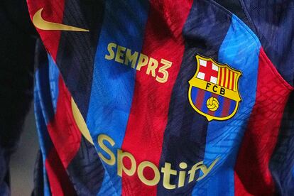 La camiseta que el Barcelona ha lucido esta noche contra el Almería. El mensaje “Sempr3” en la parte frontal sirve de homenaje para celebrar la carrera y la jubilación de Gerard Piqué.