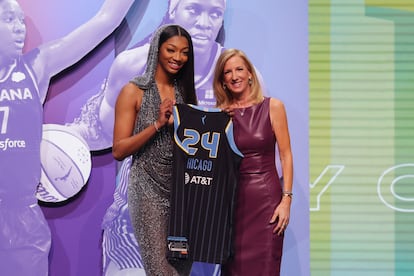 Angel Reese poda tras ser elegida por Chicago Sky.