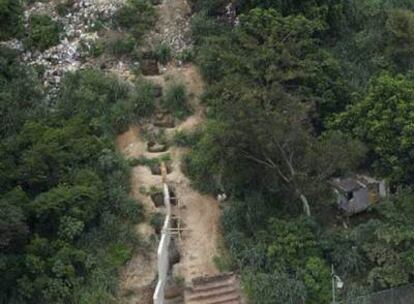 Construcción de un muro para evitar la expansión de la favela Morro de Dona Marta, en Río de Janeiro