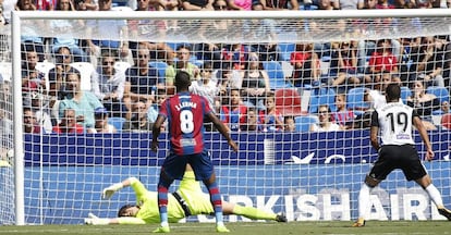 Rodrigo marca el primer gol ante el Levante.