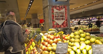 Dos personas hacen la compra en un supermercado.