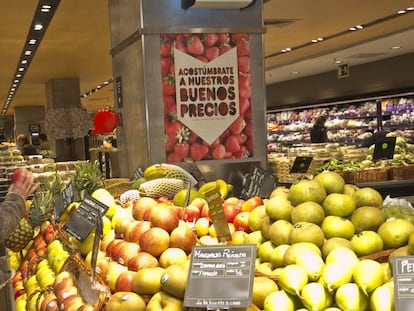 Dos personas hacen la compra en un supermercado.