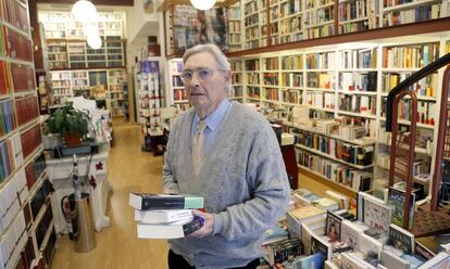 Ignacio Latierro, cofundador de Lagun, ayer, en la librería de San Sebastián que cumple medio siglo de vida.