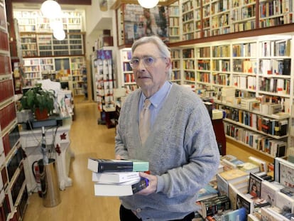 Ignacio Latierro, cofundador de Lagun, ayer, en la librería de San Sebastián que cumple medio siglo de vida.