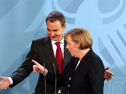 El presidente del Gobierno, José Luis Rodríguez Zapatero, y la canciller alemana, Angela Merkel.