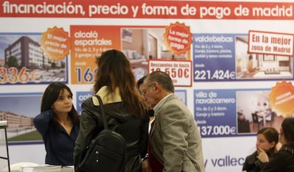 Varias personas en un salón inmobiliario. EFE/Archivo