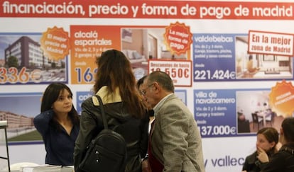 Varias personas en un sal&oacute;n inmobiliario. EFE/Archivo