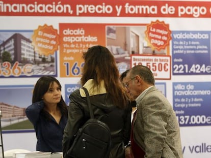 Varias personas en un sal&oacute;n inmobiliario. EFE/Archivo