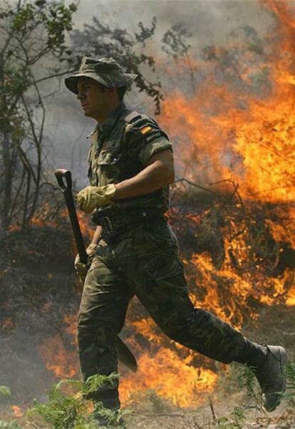 Uno de los soldados que participan en las labores de extinción.