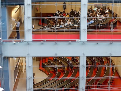 Un profesor imparte clase en el campus Ciutadella de la Universidad Pompeu Fabra, en una imagen de archivo.