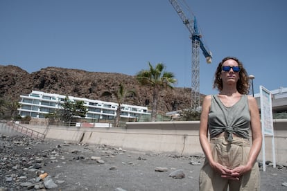 La directora general de la Fundación para la Naturaleza y el Medio Ambiente Canarina, Anne Striewe en la Playa de la Arenita, Palm-Mar, Tenerife