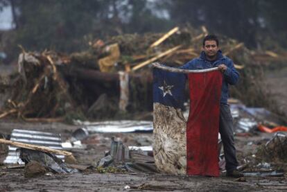 Bruno Sandoval, un artesano, muestra a la cámara la bandera chilena tras el terremoto de febrero pasado.
