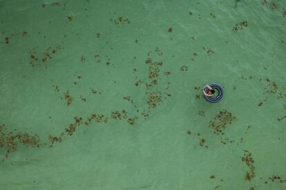 Um turista nada na praia de Xcalacoco, em Playa del Carmen, no Estado mexicano de Quintana Roo.