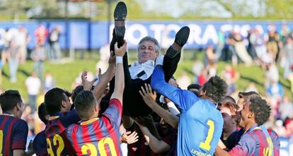Los jugadores del FC Barcelona aupan a su entrenador Jordi Vinyals tras vencer el t&iacute;tulo. 