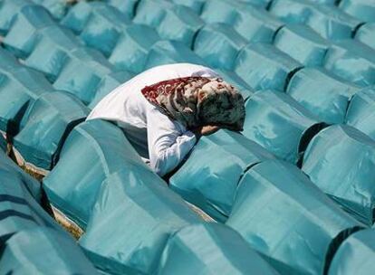 Una mujer llora sobre el féretro de un familiar en un acto celebrado ayer por las víctimas de Srebrenica.