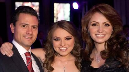 Enrique Peña Nieto, Sofía Castro y Angélica Rivera, en una imagen difundida en redes sociales.