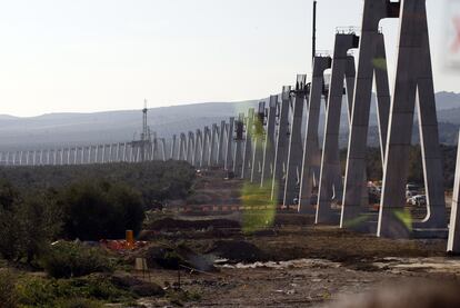 Obras del viaducto de Archidona por el que pasará el AVE de Granada.