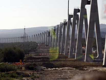 Obras del viaducto de Archidona por el que pasará el AVE de Granada.