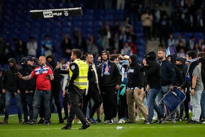 Aficionados del Espanyol invaden el campo al término del partido de su equipo contra el Barça.