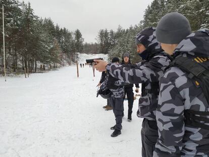 Miembros de la llamada Milicia Nacional entrenan este martes en un cuartel cerca de Kiev.