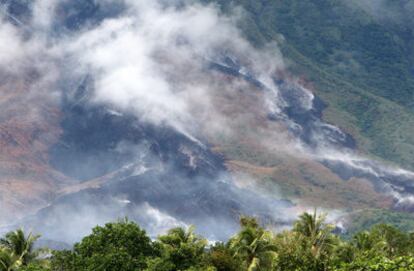 Rocas de lava caen por las laderas del volcán Mayón, en la ciudad de Legazpi (Filipinas). El nivel de alerta decretado por lso vulcanólogos ha pasado hoy de 4 a 3, lo que permite el regreso a casa de 45.000 de las 50.000 personas evacuadas.