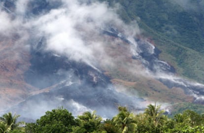 Rocas de lava caen por las laderas del volcán Mayón, en la ciudad de Legazpi (Filipinas). El nivel de alerta decretado por lso vulcanólogos ha pasado hoy de 4 a 3, lo que permite el regreso a casa de 45.000 de las 50.000 personas evacuadas.