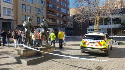 Ejercicios con una escalera para rescatar un gato que no puede bajar de un árbol. 